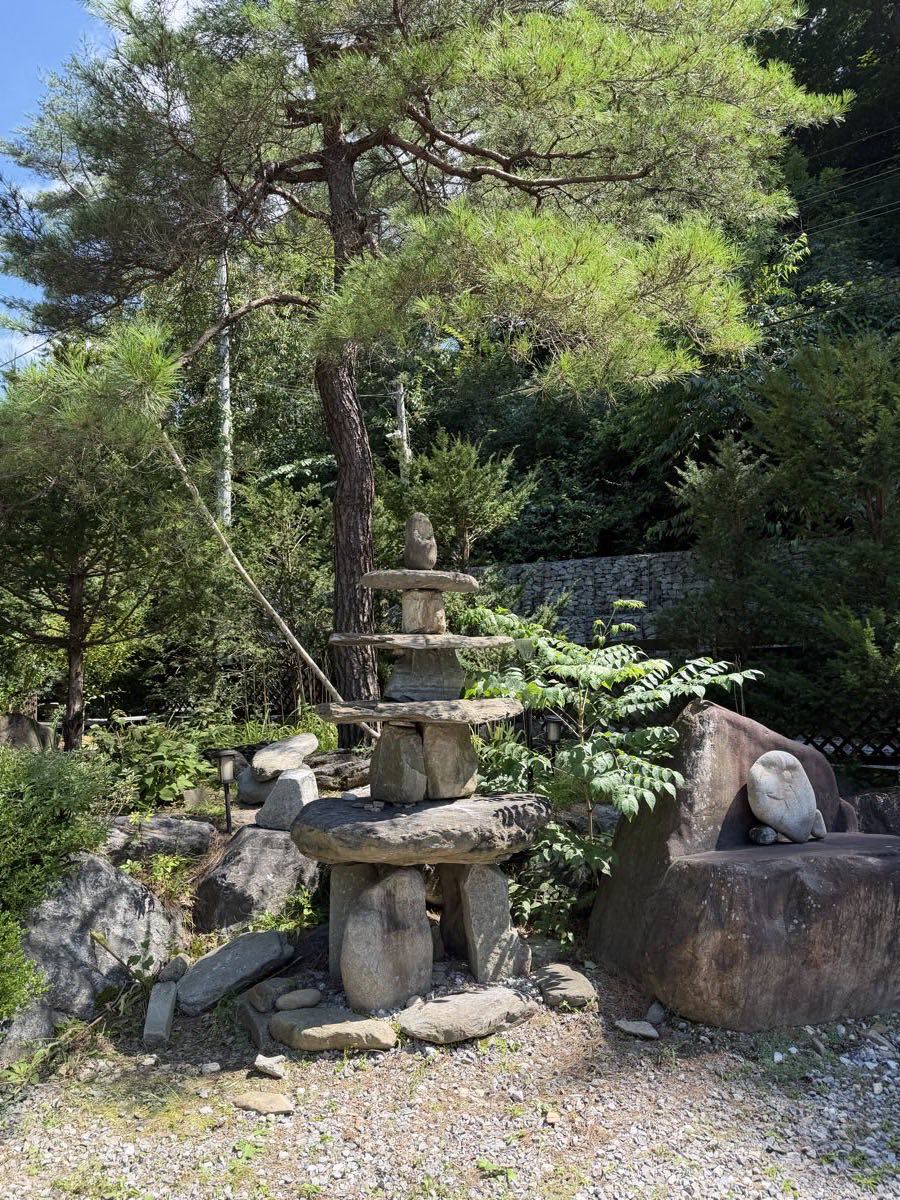 마당의 돌탑과 수석 정원